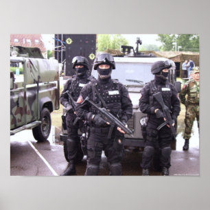 Poster Élément perturbateur et Koch MP5 - police serbe