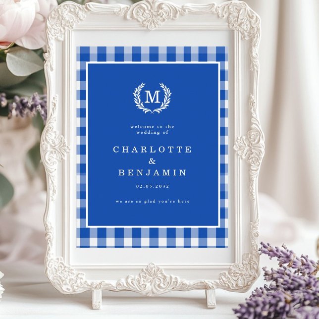 Poster En vichy bleu Monogram Crest Mariage Bienvenue (Blue Gingham Monogram Crest Wedding Welcome Poster)
