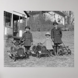 Poster Enfants avec voitures à pédales, 1924. Photo vinta