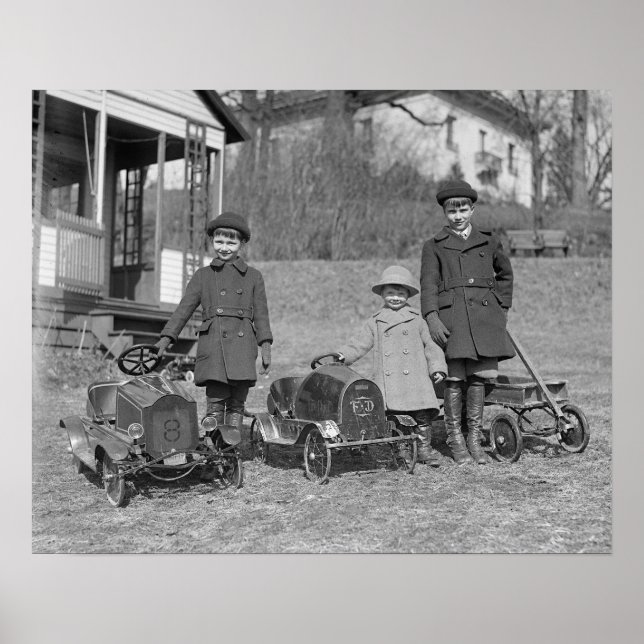 Poster Enfants avec voitures à pédales, 1924. Photo vinta (Devant)