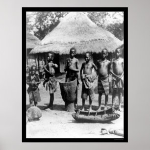 Poster Enfants par une maison au toit de chaume en Afriqu