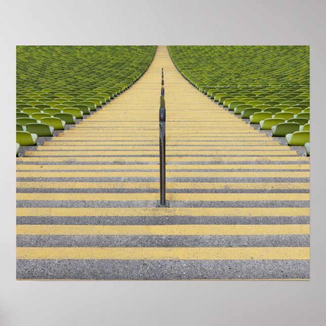 Poster Escalier du stade entre rangées de sièges verts (Devant)