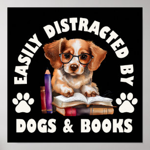 Poster Facilement Distrait Par Les Chiens Et Les Livres