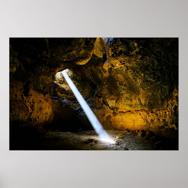 Poster Faisceau De Soleil À Travers Un Tube De Lave (Devant)