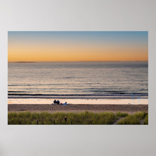 Poster Famille assise sur la plage à l'affiche du coucher (Devant)