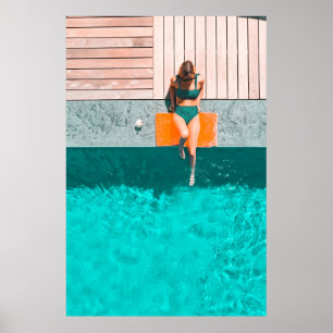 Poster Femme allongée au bord de la piscine le matin