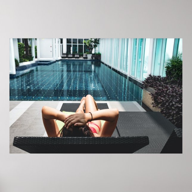 Poster Femme allongée sur le salon de chaise marron (Devant)