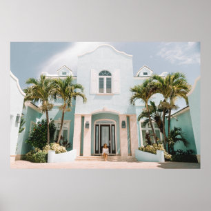 Poster Femme assise devant l'immeuble