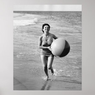 Poster Femme avec du ballon de plage