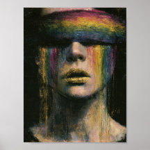 Femme avec un bandeau arc-en-ciel