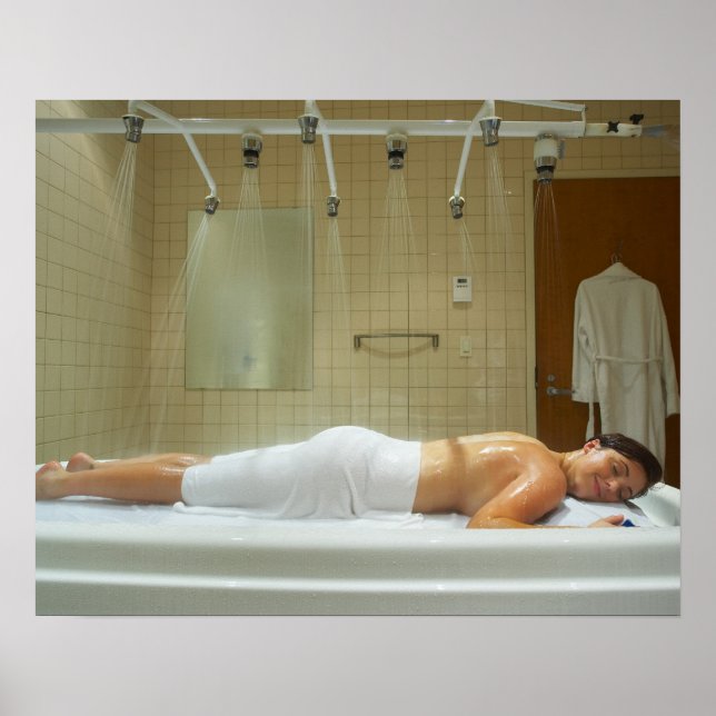 Poster Femme bénéficiant d'hydrothérapie sous la douche d (Devant)