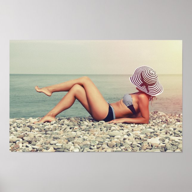 Poster Femme blonde à la plage (Devant)