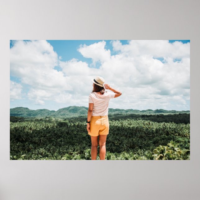 Poster Femme debout près des arbres (Devant)