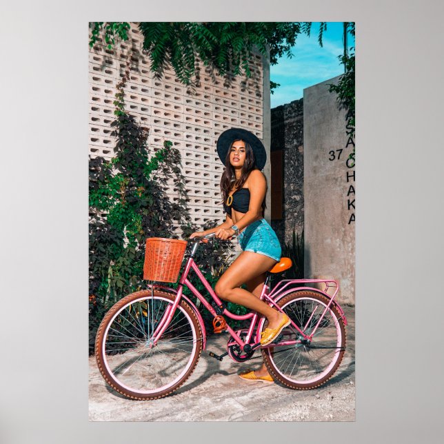 Poster Femme élégante sur Vélo rose, Urban Adventure Art (Devant)