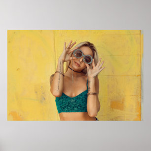 Poster Femme en bralette bleue tenant des lunettes de sol