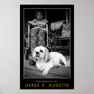Poster Femme en fauteuil roulant et petit chien