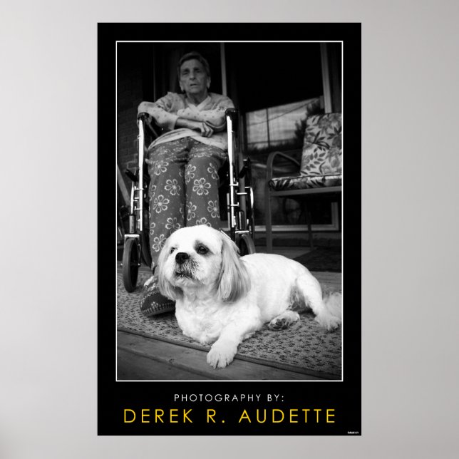 Poster Femme en fauteuil roulant et petit chien (Devant)