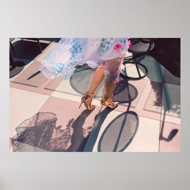 Poster Femme en jupe et brin fleuris rose et vert blanc (Devant)