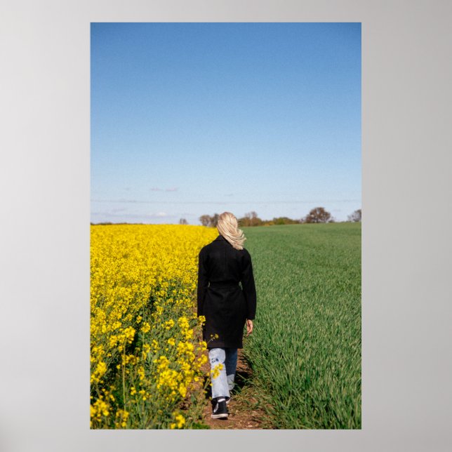 Poster Femme en manteau noir debout sur un terrain d'herb (Devant)
