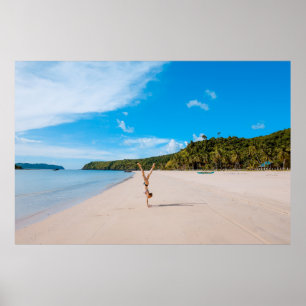 Poster Femme faisant acrobate sur la côte près de la mont