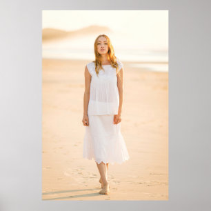 Poster Femme marchant sur le rivage