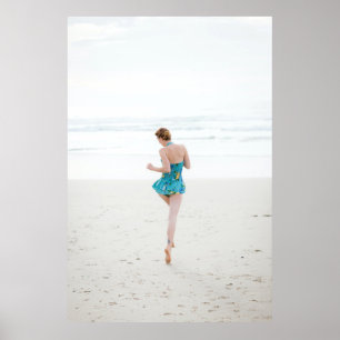 Poster Femme marchant sur le rivage près de la plage