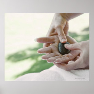 Poster Femme obtenant le massage de main avec la pierre