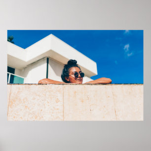 Poster Femme portant des lunettes de soleil noires