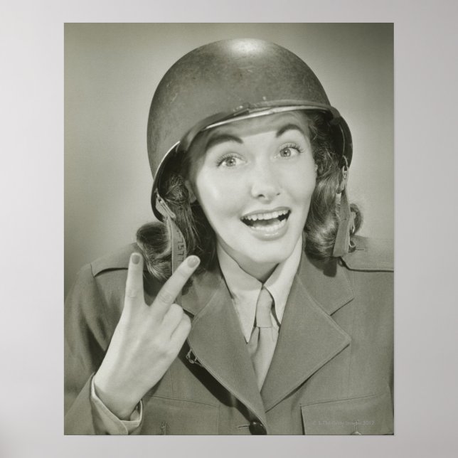 Poster Femme portant un casque d'armée (Devant)