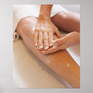 Poster Femme qui reçoit un massage aux jambes avec lotion