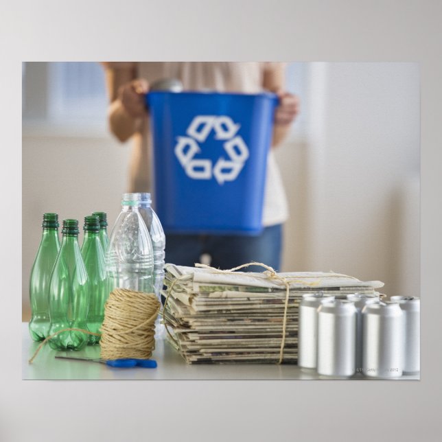 Poster Femme recyclant des bouteilles, des boîtes et (Devant)