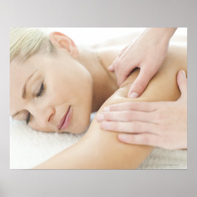 Poster Femme se relaxer à un spa tout en recevant 2 (Devant)