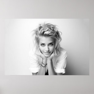 Poster Femme souriante avec la tête dans les mains photo 