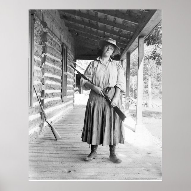 Poster Femme tenant un fusil sur un porche (Devant)