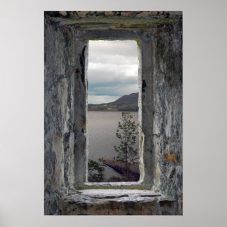 Poster Fenêtre de fausse pierre avec vue de loch
