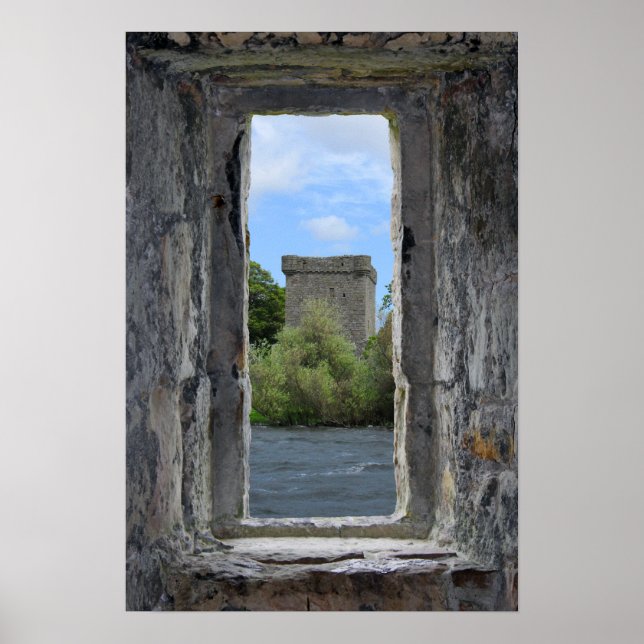 Poster Fenêtre en pierre de Faux encadrant un château éco (Devant)