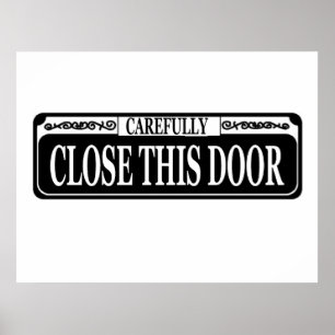 Poster Fermer soigneusement le panneau de porte