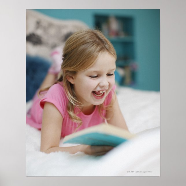 Poster Fille allongée dans le livre de lecture de lit (Devant)
