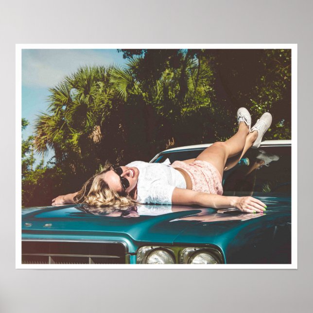 Poster Fille allongée sur la photo de la voiture les anné (Devant)