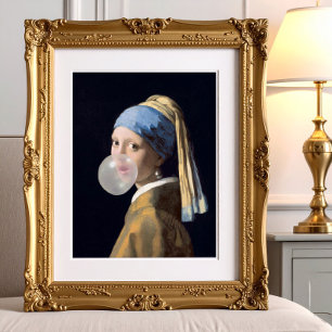 Poster Fille au collier de perles soufflant un chewing-gu