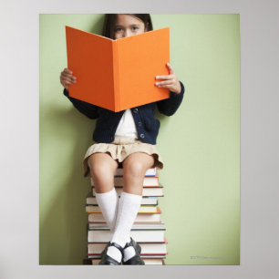 Poster Fille de métis s'asseyant sur la pile de livres