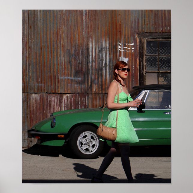 Poster Fille Marcher Par Vieux Voiture & Bâtiment Rustiqu (Devant)