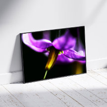 Fleur violette dans un style onirique