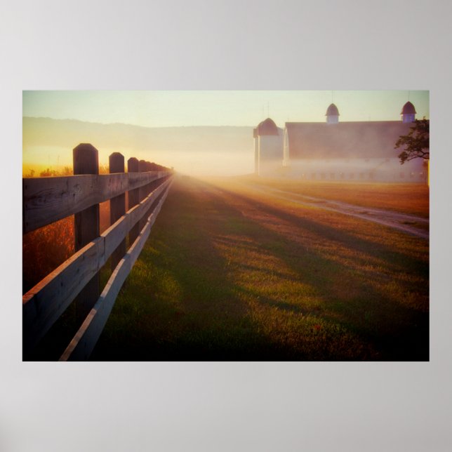 Poster Foggy Morning Farm | Clôture au lever du soleil (Devant)