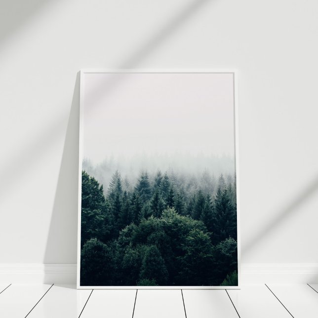 Poster Forêt de pin argenté scandinave (Scandinavian Foggy Pine Forest Poster in a white frame.)