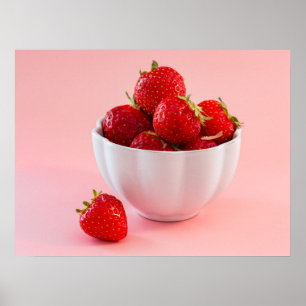 Poster Fraises Rouges Dans Un Bol Blanc Sur Photo Rose