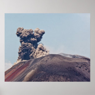 Poster Fumée s'échappant du volcan actif Anak Krakatau