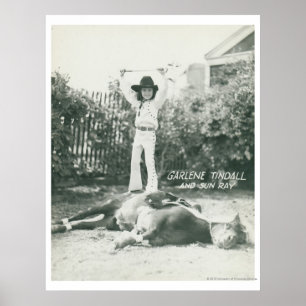 Poster Garlene Tindall debout sur un cheval de ruse.