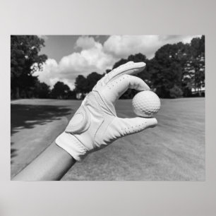 Poster Golf Glove Holding Ball sur Fairway