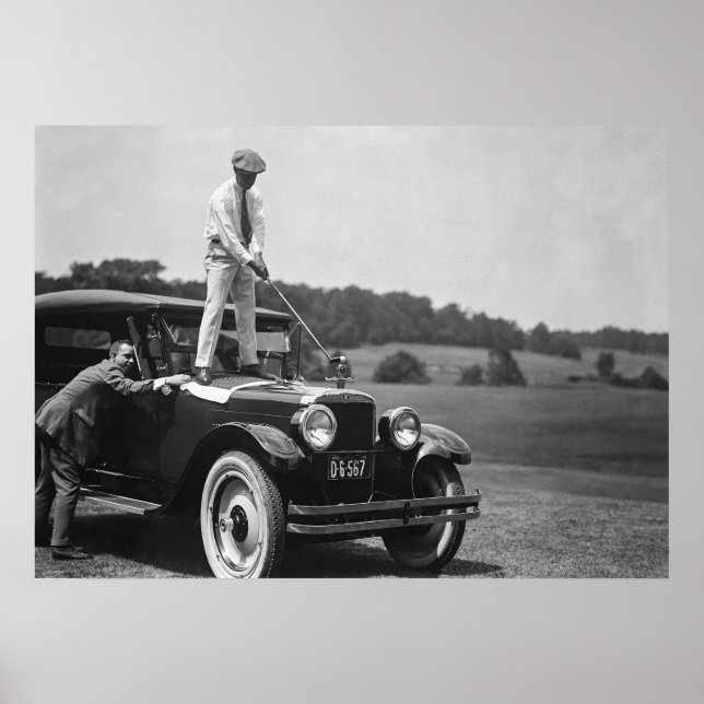 Poster Golfer Teeing Off sur le toit de voiture, noir et  (Devant)